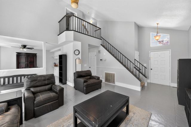 153 Creekside Cir, Sacramento, CA 95823
