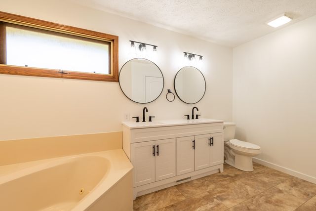 2600 S 14th Avenue, Ozark, MO 65721