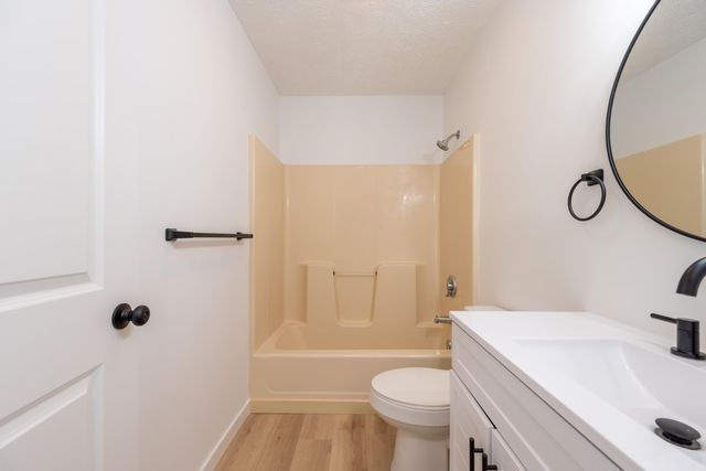 2600 S 14th Avenue, Ozark, MO 65721