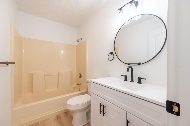 2600 S 14th Avenue, Ozark, MO 65721