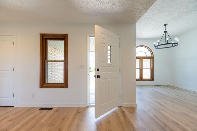 2600 S 14th Avenue, Ozark, MO 65721