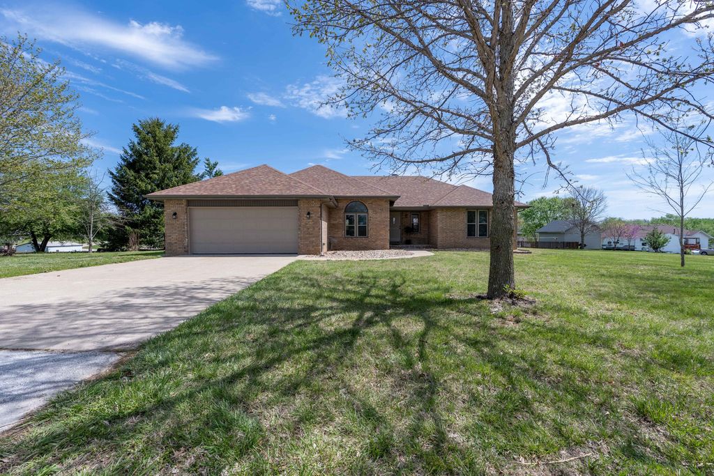 2600 S 14th Avenue, Ozark, MO 65721