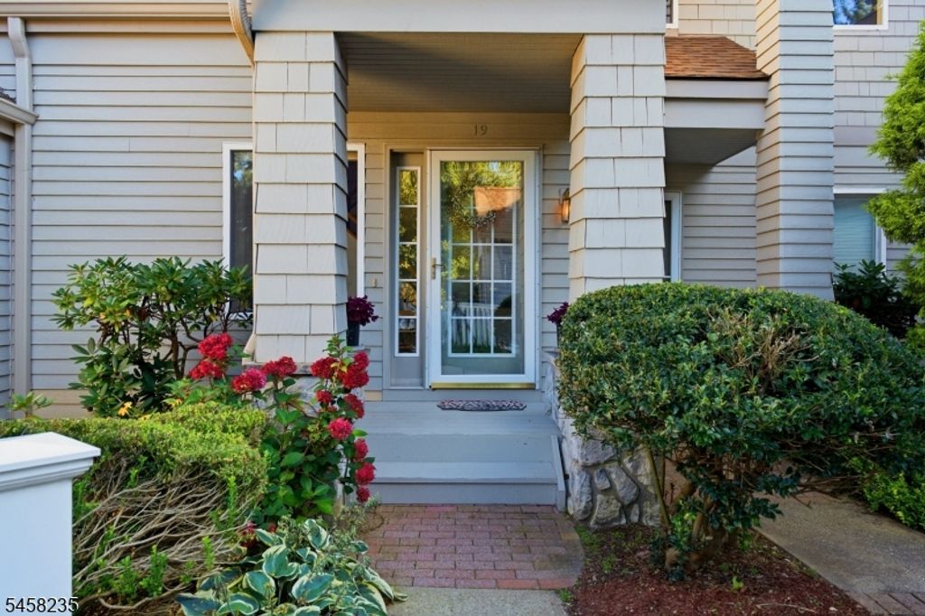 19 Windsor Ct 19, Hardyston Twp., NJ 07419 — photo 2