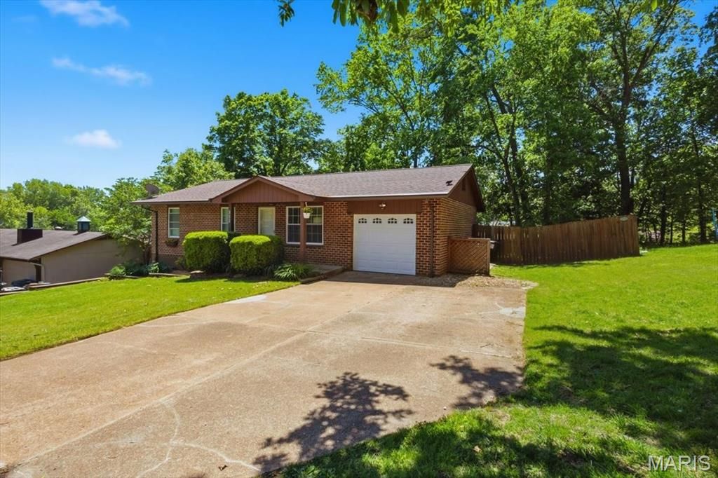 Image 3 of property listing at 112 Willow Drive, Eureka, MO 63025