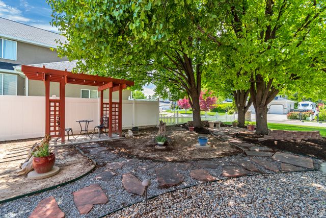 10143 S MEMORIAL DR, South Jordan, UT 84095