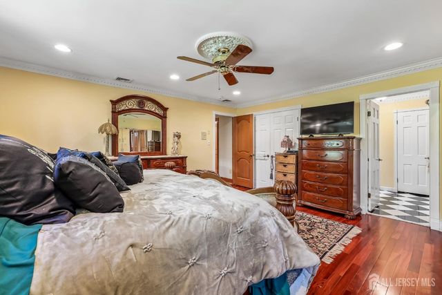 827 Holmdel Road, Holmdel, NJ 07733