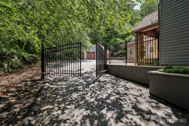 827 Holmdel Road, Holmdel, NJ 07733