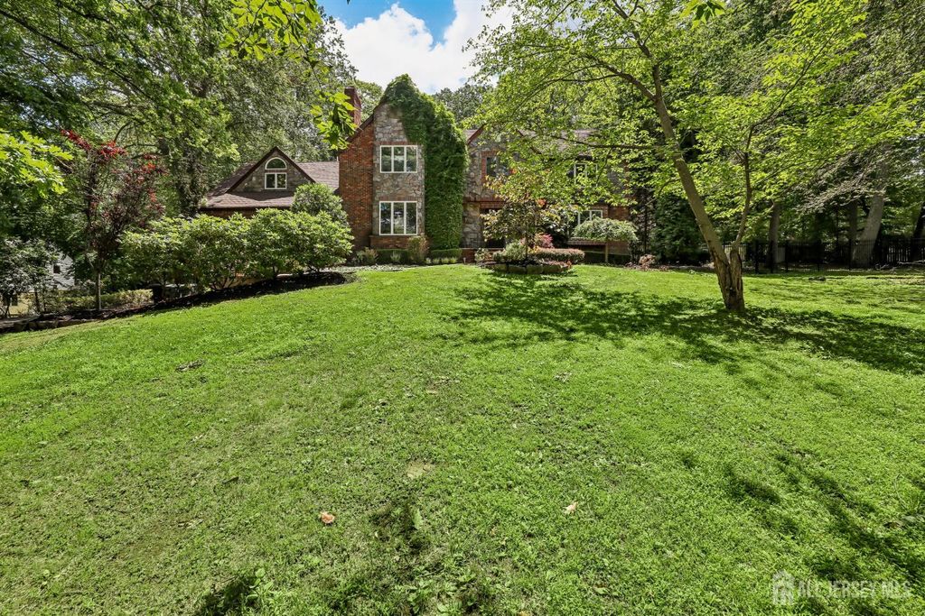 827 Holmdel Road, Holmdel, NJ 07733