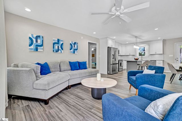 122 W 3rd Avenue, Easley, SC 29640