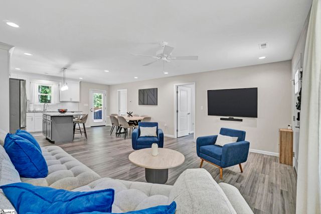 122 W 3rd Avenue, Easley, SC 29640