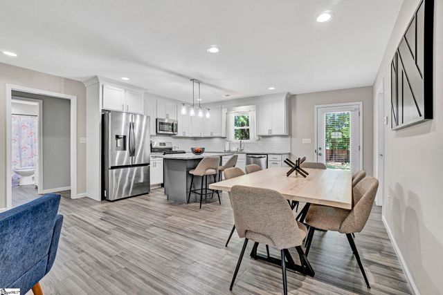 122 W 3rd Avenue, Easley, SC 29640