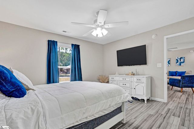 122 W 3rd Avenue, Easley, SC 29640