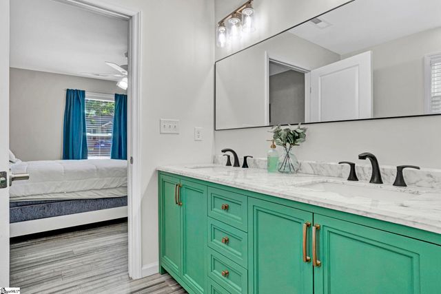 122 W 3rd Avenue, Easley, SC 29640