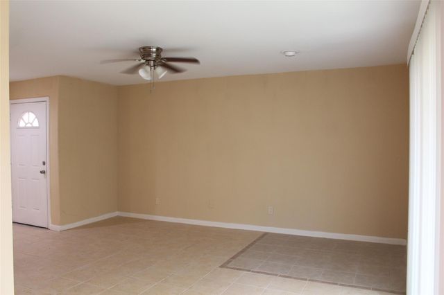 16111 Aspenglenn Drive 609, Houston, TX 77084