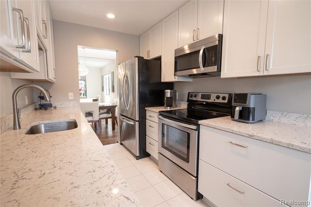 2846 Trailwood Drive, Rochester Hills, MI 48309