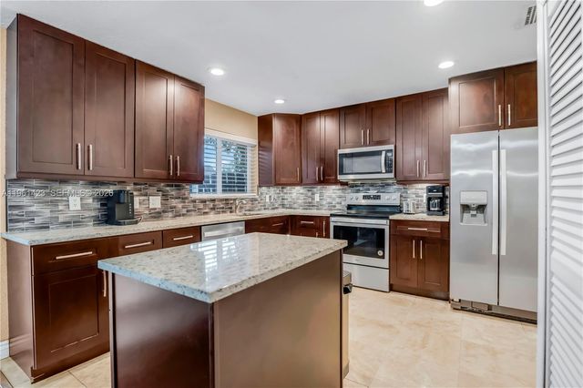 21451 Sawmill Ct, Boca Raton, FL 33498