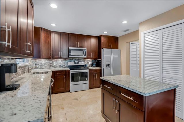 21451 Sawmill Ct, Boca Raton, FL 33498