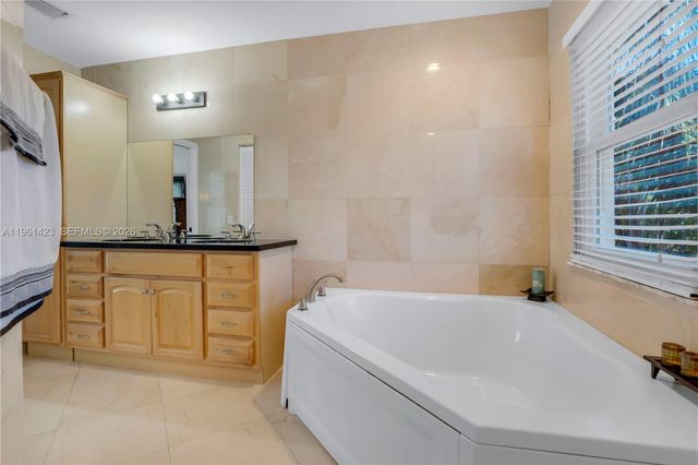 21451 Sawmill Ct, Boca Raton, FL 33498