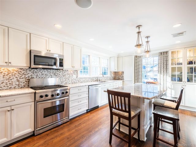 99 Thayer Road, Manhasset, NY 11030