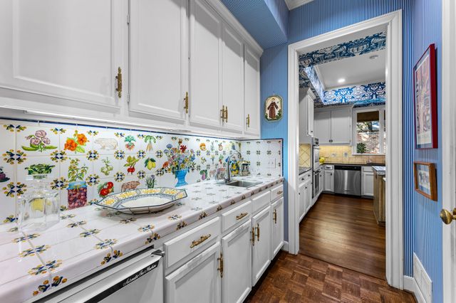 17 Stonecourt Circle, Dallas, TX 75225
