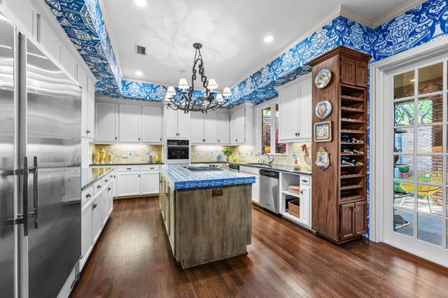 17 Stonecourt Circle, Dallas, TX 75225