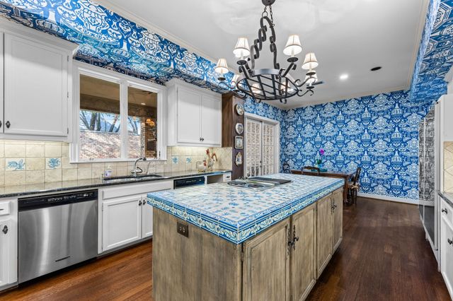 17 Stonecourt Circle, Dallas, TX 75225