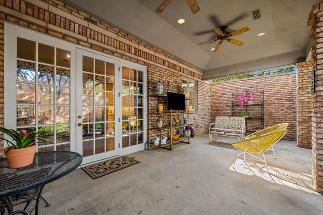 17 Stonecourt Circle, Dallas, TX 75225