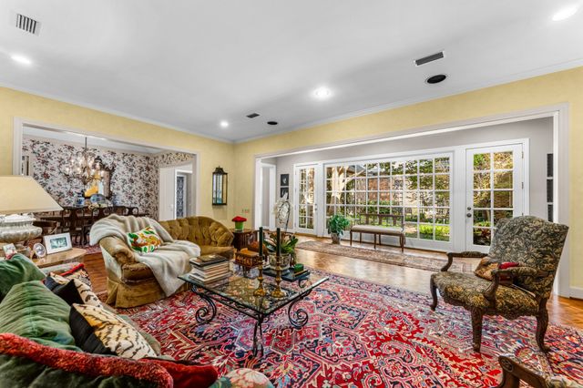 17 Stonecourt Circle, Dallas, TX 75225