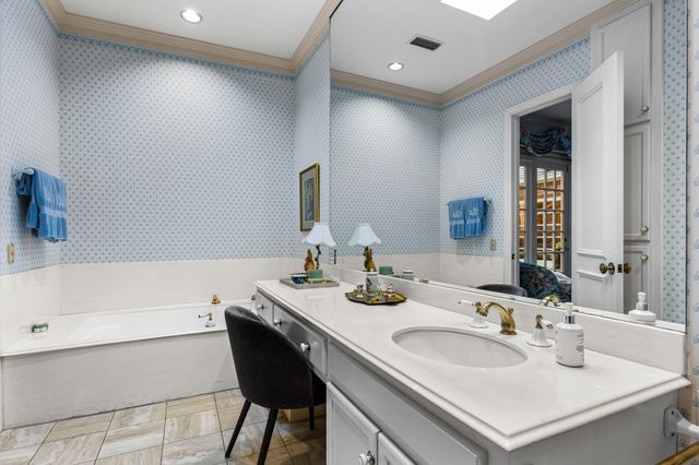 17 Stonecourt Circle, Dallas, TX 75225