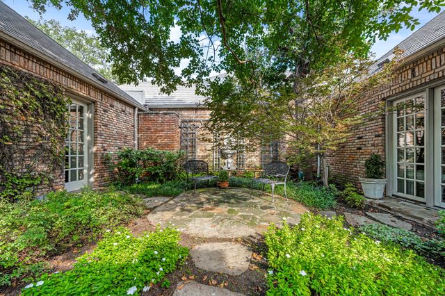 17 Stonecourt Circle, Dallas, TX 75225