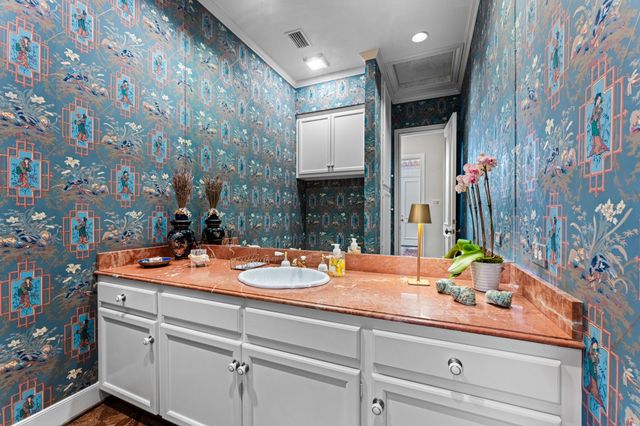 17 Stonecourt Circle, Dallas, TX 75225