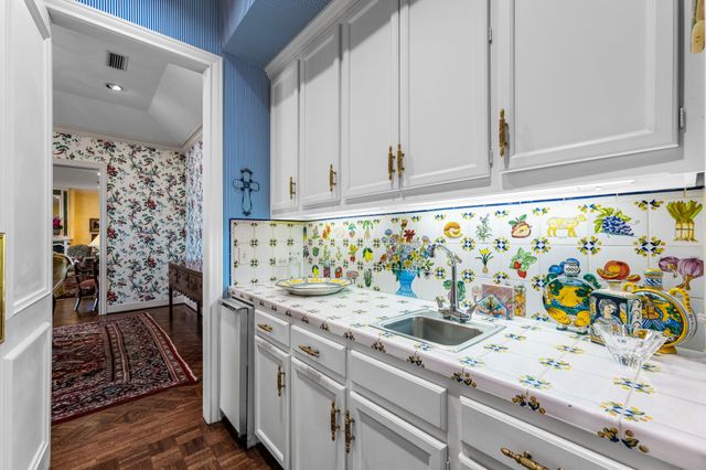 17 Stonecourt Circle, Dallas, TX 75225
