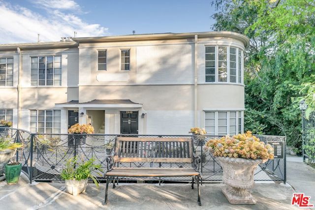 1882 El Cerrito, Los Angeles, CA 90068