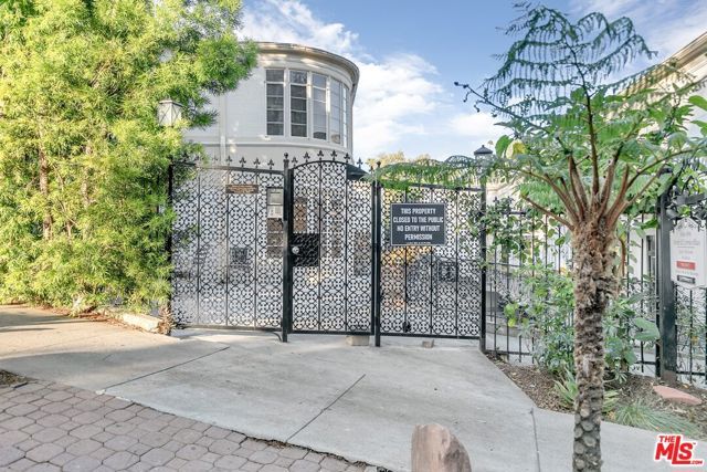 1882 El Cerrito, Los Angeles, CA 90068