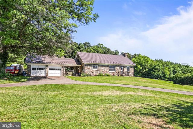 1974 MEADOW LN, Spring Grove, PA 17362