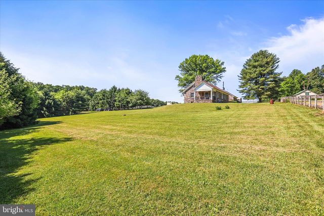 1974 MEADOW LN, Spring Grove, PA 17362