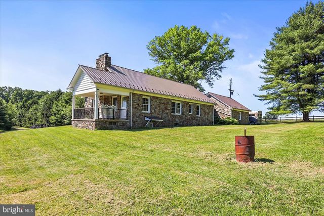 1974 MEADOW LN, Spring Grove, PA 17362