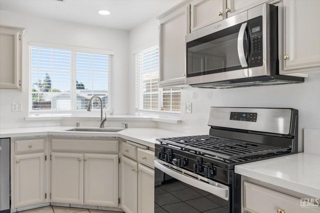 5308 Sierra Pine Court, Bakersfield, CA 93313