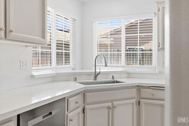 5308 Sierra Pine Court, Bakersfield, CA 93313