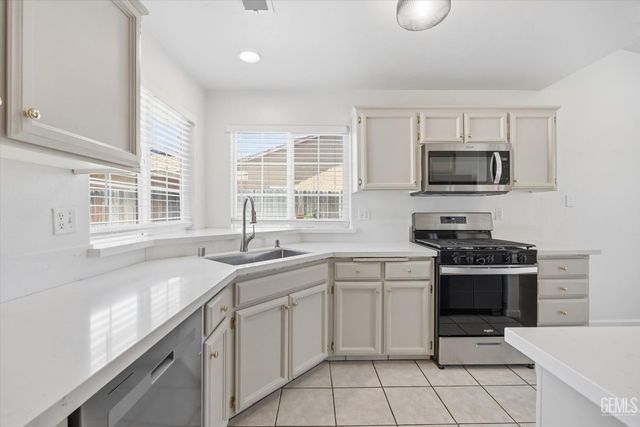 5308 Sierra Pine Court, Bakersfield, CA 93313