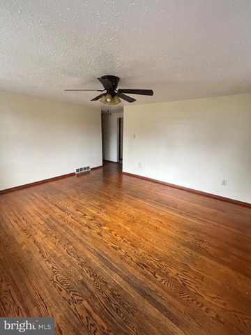 136 LOCUST AVE, Winchester, VA 22601