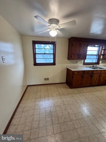 136 LOCUST AVE, Winchester, VA 22601