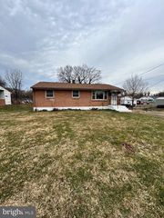 136 LOCUST AVE, Winchester, VA 22601