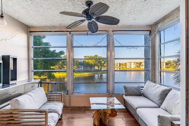 9235 Lagoon Place 302, Davie, FL 33324