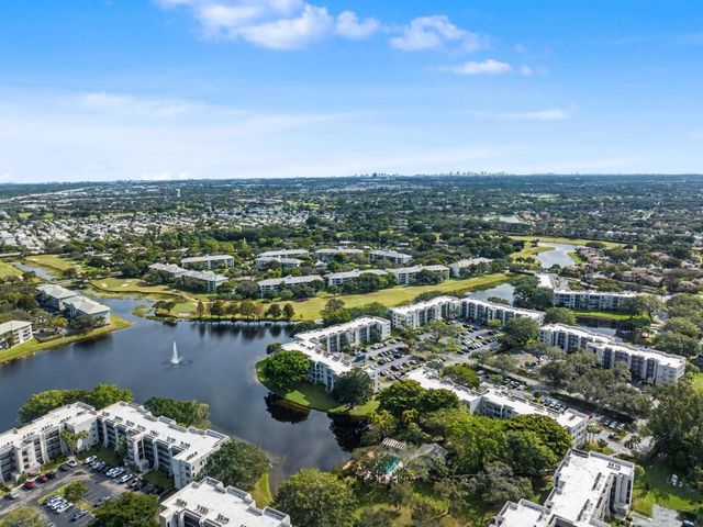 9235 Lagoon Place 302, Davie, FL 33324