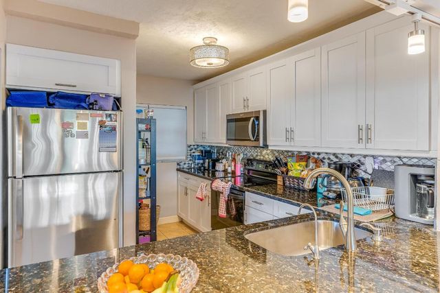 9235 Lagoon Place 302, Davie, FL 33324