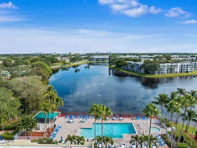 9235 Lagoon Place 302, Davie, FL 33324