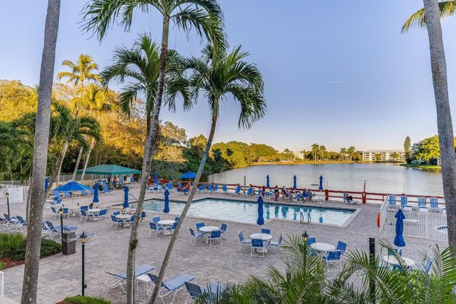 9235 Lagoon Place 302, Davie, FL 33324