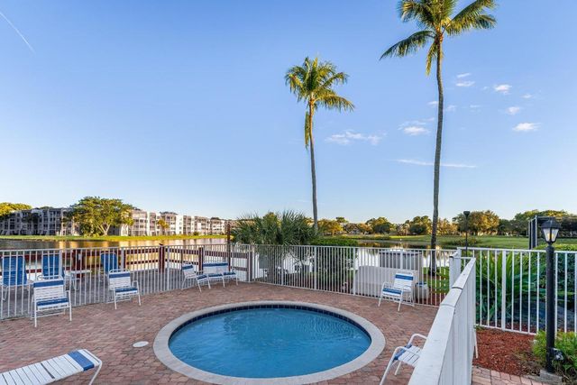 9235 Lagoon Place 302, Davie, FL 33324