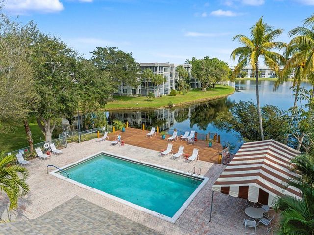 9235 Lagoon Place 302, Davie, FL 33324